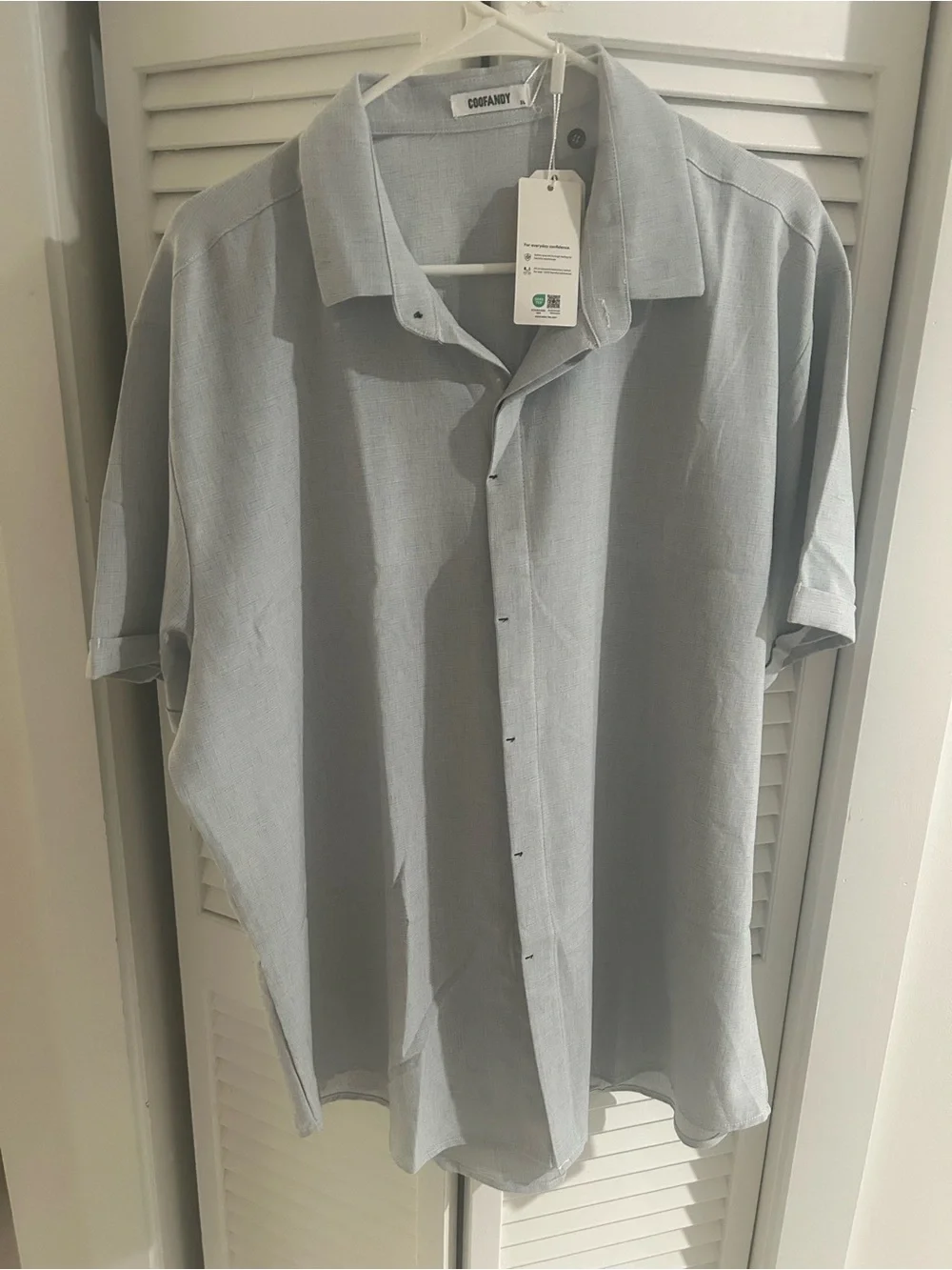 Men's Light Gray Short-Sleeve Casual Button-Down Shirt - Picture 2 of 9